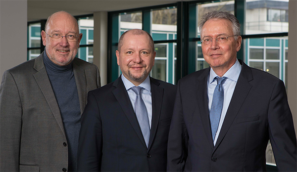 BGR-Präsident Prof. Dr. Ralph Watzel (Mitte) mit den Abteilungsleitern Gerhard Enste (Rechts) und Prof. Dr. Thomas Himmelsbach (Links)