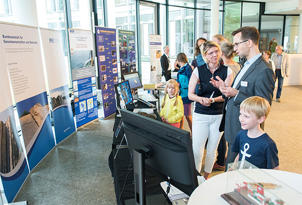 Am BGR-Stand im Internationalen Seegerichtshof bekamen die Besucher einen Einblick in die Arbeit der Meeresforscher.