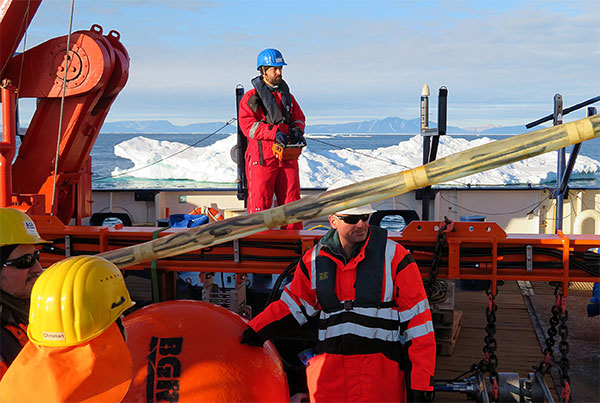 Arbeiten an Deck der Polarstern. Das Hydrophonkabel für die seismischen Messung wird ausgebracht.