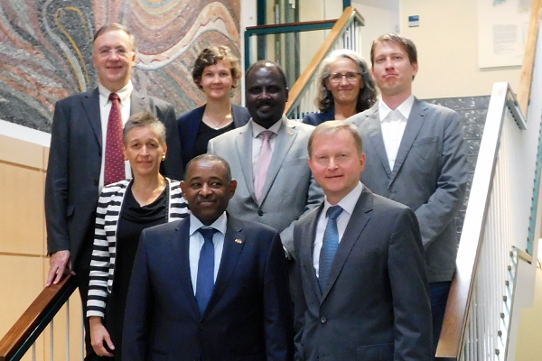 Der sudanische Botschafter Baldredin Abdalla (im Bildvordergrund) bei seinem Besuch in der BGR. Rechts neben ihm BGR-Vizepräsident Dr. Volker Steinbach. 