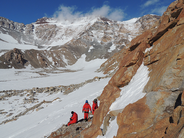 Die BGR untersucht im Transantarktischen Gebirge die nicht vom Eis bedeckten Gesteine. 