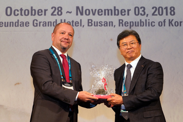 BGR-Präsident Prof. Dr. Ralph Watzel (li.) überreichte KIGAM-Präsident Dr. Bok Chul Kim als Gastgeschenk zum 100-jährigen Bestehen des südkoreanischen Geologischen Dienstes eine Manganknolle. Sie stammt aus dem deutschen Konzessionsgebiet im Westpazifik.