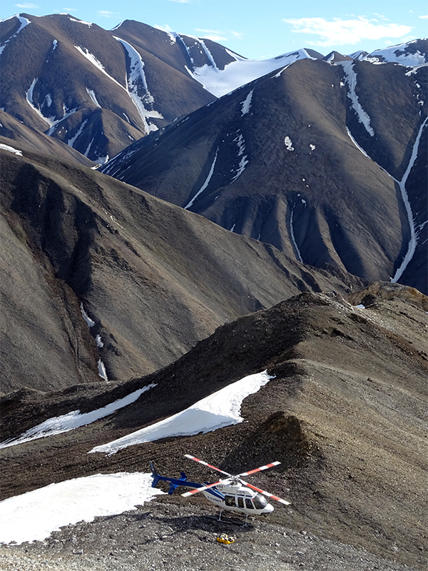 Bei der Expedition CASE 19 in der kanadischen Arktis brachten Helikopter die Wissenschaftlerinnen und Wissenschaftler ins Gelände.