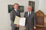 BGR-Vizepräsident Dr. Volker Steinbach erhält aus den Händen des Rektors der TU Bergakademie Freiberg, Prof. Dr. Klaus-Dieter Barbknecht (rechts), die Berufungsurkunde.