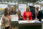 BMWK-Unterabteilungsleiterin Susanne Szech-Koundouros (2.v.re.) mit dem DERA-Team auf dem Stand im Deutschen Pavillon.