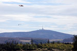 Der BGR-Hubschrauber mit der Messsonde im Einsatz beim aktuellen Messprogramm im West-Harz.