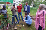 BGR-Projektleiter Werner Buchert (4. v. li.) nahm gemeinsam mit dem Leiter Entwicklungszusammenarbeit der Deutschen Botschaft in Bangladesch, Florian Höllen (2. v. re.), an einem Test des mobilen seismischen Messgeräts teil.