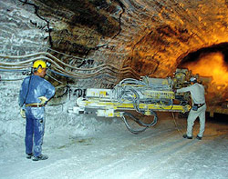 Probenahme von Kurzbohrkernen für die geochemische Analyse im Steinsalz mit einem Bohrgerät 