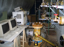Thermalwasserbypass mit Materialteststrecke und Online-Monitoring in Neustadt-Glewe. Im Vordergrund befindet sich die Messtechnik für das Online-Monitoring