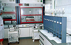 Zwei Abzüge mit Druckaufschlussapparaturen (links) und eine Batterie von Ionenaustauscher-Säulen (rechts) 