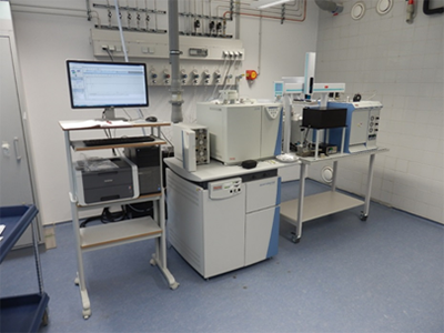 Isotopenverhältnismessung (IRMS) mit einem THERMO Delta Advantage und gekoppelter Elementanalyse (EA), Thermopyrolyse (TCEA) und GasBench (GB)